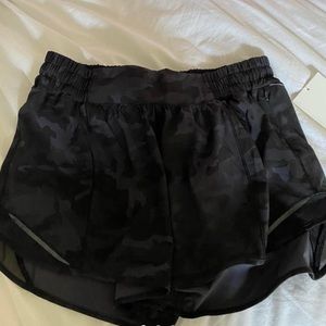 NWT LULULEMON SHORTS HOTTY HOT 4” size 8